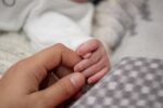 Reggio Emilia, un bimbo muore per una circoncisione in casa. I genitori indagati per omicidio colposo
