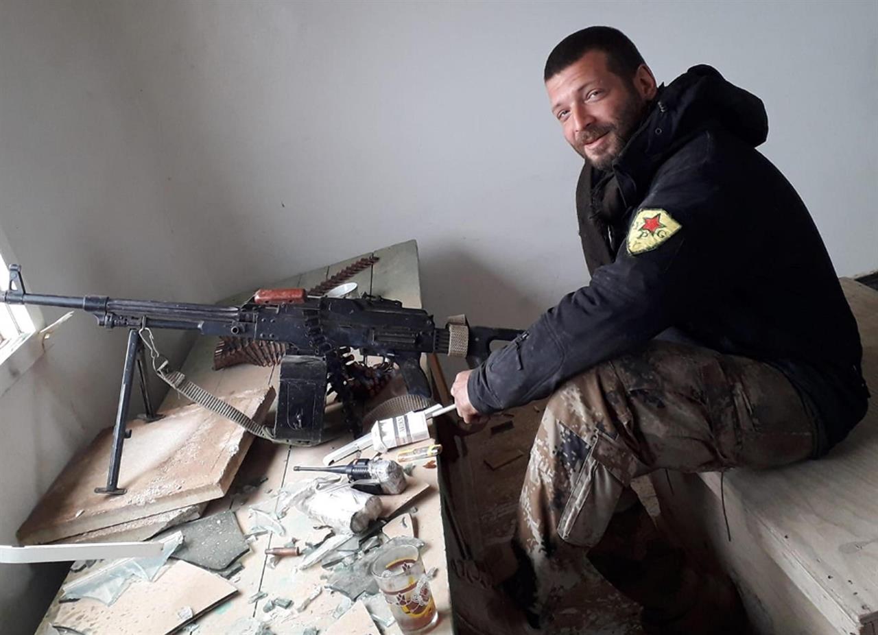Isis, ucciso un crociato italiano in Siria. Si chiama Lorenzo Orsetti Isis, ucciso un crociato italiano in Siria. Si chiama Lorenzo Orsetti