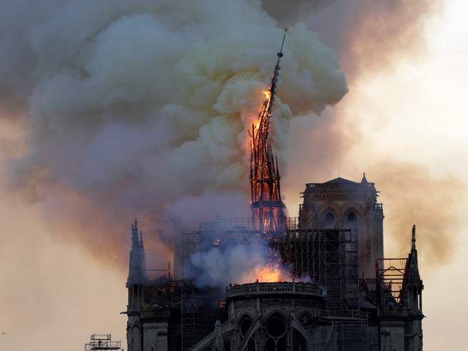 Parigi brucia, incendio a Notre Dame. La Procura indaga per incendio colposo Parigi brucia, incendio a Notre Dame. La Procura indaga per incendio colposo