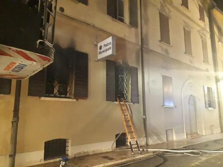 Modenese, rogo nella sede dei vigili urbani a Mirandola. Due morti Modenese, rogo nella sede dei vigili urbani a Mirandola. Due morti