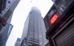 Paura a New York, un elicottero si schianta sul tetto di un grattacielo. Morto il pilota