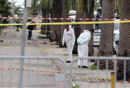 Tunisi, doppio attacco terroristico. Morto un poliziotto Tunisi, doppio attacco terroristico. Morto un poliziotto
