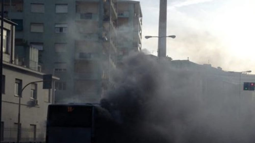 Genova, un bus prende fuoco Genova, un bus prende fuoco