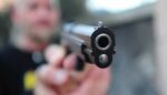 Tentato furto nel torinese, un tabaccaio spara ed uccide un ladro