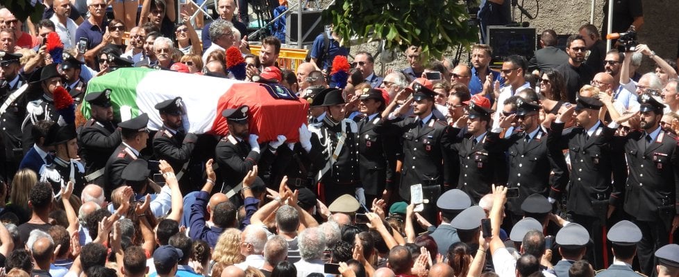 Omicidio Rega, Somma Vesuviana gremita di gente per i funerali del carabiniere Rega
