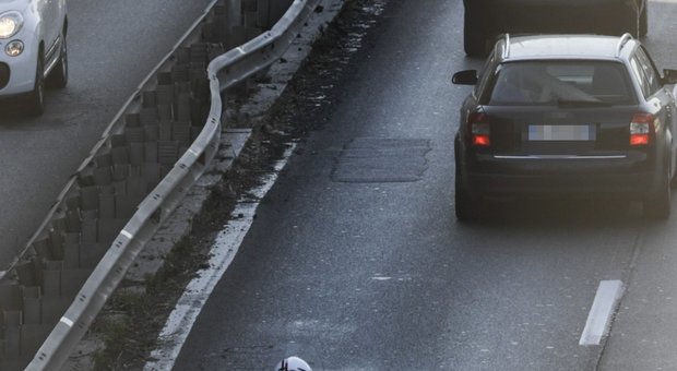 Roma, 23enne muore per una buca