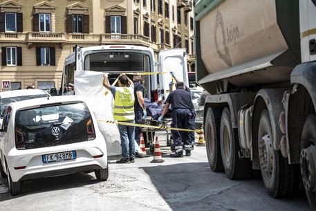 Roma, una donna muore investita vicino alla metro C