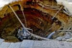 Casoria, un camion dei rifiuti cade in una voragine