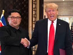 Trump e Kim Jong-un si stringono la mano al confine tra Nord e Sud Corea Trump e Kim Jong-un si stringono la mano al confine tra Nord e Sud Corea