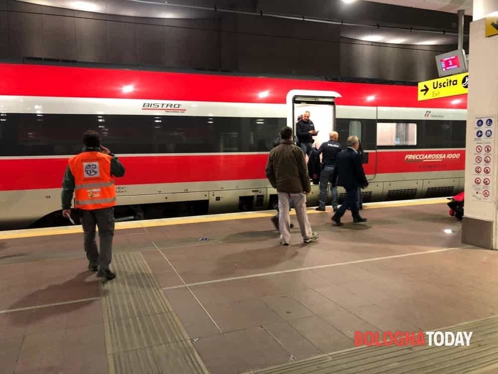 Tentato omicidio sul treno “Frecciarossa” alla stazione di Bologna. Gravemente ferita una signora di 41 anni