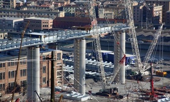 Genova, incendio nel cantiere del nuovo viadotto