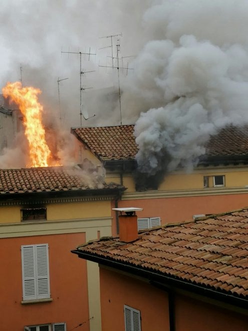 Bologna, rogo in una mansarda. Una vittima