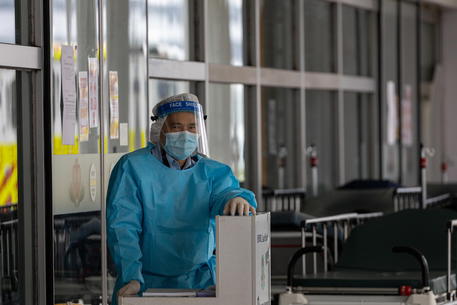 Coronavirus, salgono i morti e i contagiati in Cina. Primo decesso ad Hong Kong