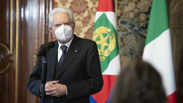 Mattarella bis, il guramento alla Camera: “Dopo tempi duri, costruiamo insieme futuro, dignità pietra angolare”.