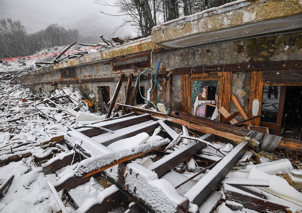 Hotel Rigopiano: dai nuovi studi emerge che la causa del crollo dell’edificio fu il terremoto Hotel Rigopiano: dai nuovi studi emerge che la causa del crollo dell’edificio fu il terremoto