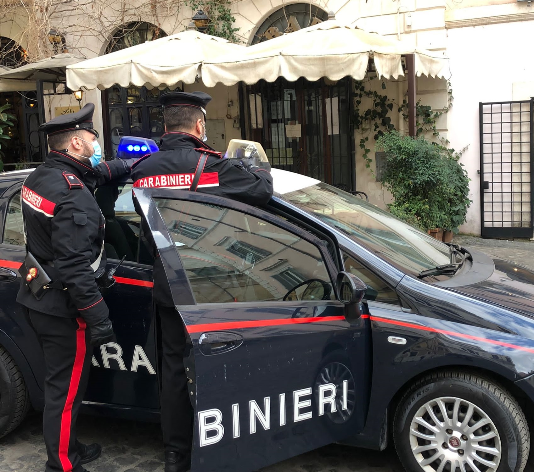 Roma, Centro Storico -Vende alcolici oltre l’orario consentito, in violazione alle norme anti-covid19