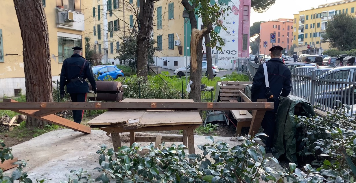 Roma, trovata droga nascosta ai piedi un albero