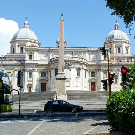 Esquilino, con un’asta metallica colpiscono alla testa un passante per rapinarlo del telefono.. Due persone arrestate dai Carabinieri
