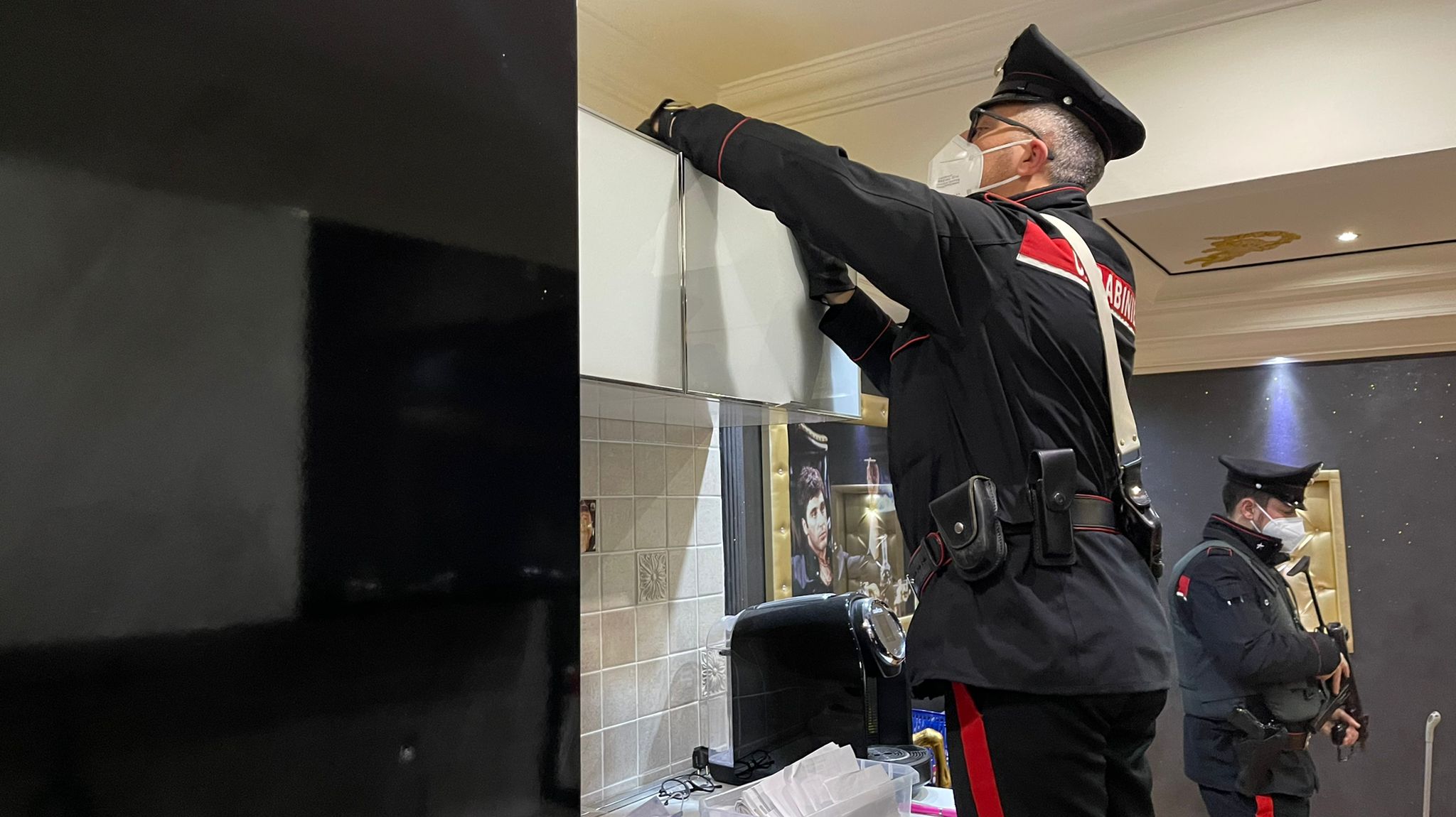 Roma, Azzerati i vertici dello spaccio di Tor Bella Monaca. Associazione ai fini di spaccio, sequestro di persona, ricettazione e riciclaggio: 51 le misure  cautelari dei Carabinieri