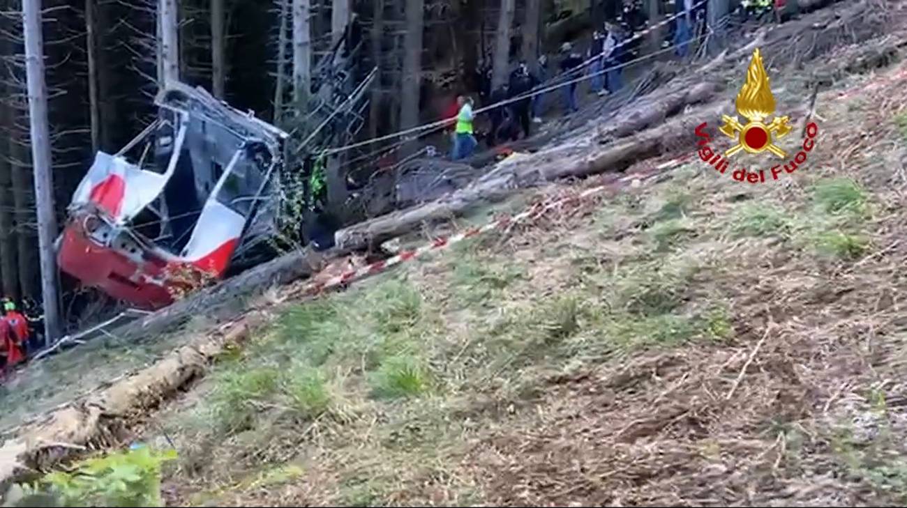 Stresa, cade una cabina della funivia, salgono a 14 i morti
