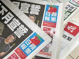 Cina: il governo cinese chiude l’Apple Daily, l’ultimo giornale pro-democrazia. Milioni di lettori in coda per l’ultimo numero