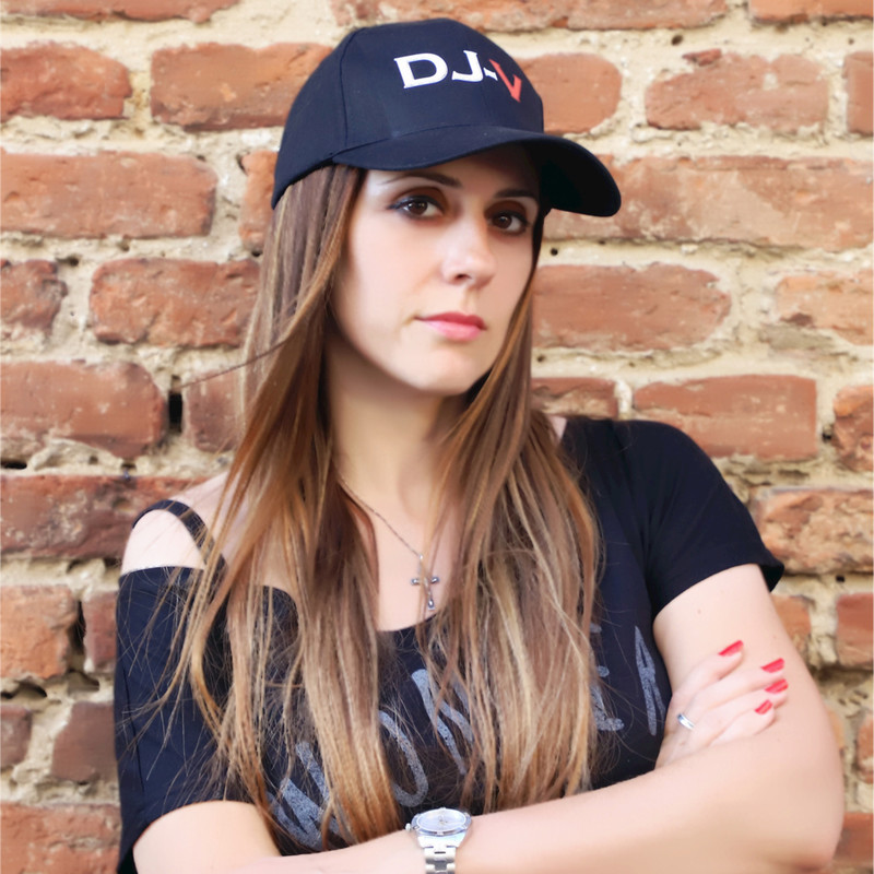 DJ-V: quando la consolle è…rosa! Musica elettronica e produzioni musicali al femminile