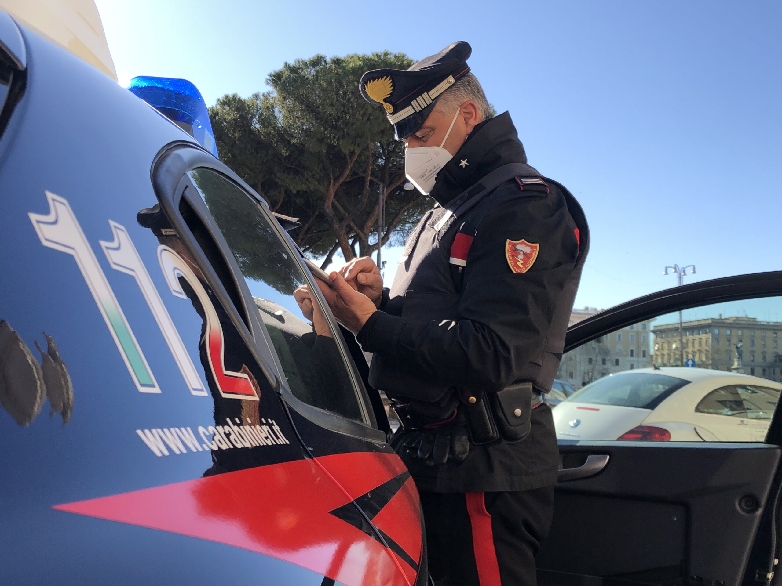 Roma, minorenni picchiano e tentano di rapinare 18enne alla fermata della metro. Arrestati dai Carabinieri Roma, minorenni picchiano e tentano di rapinare 18enne alla fermata della metro. Arrestati dai Carabinieri