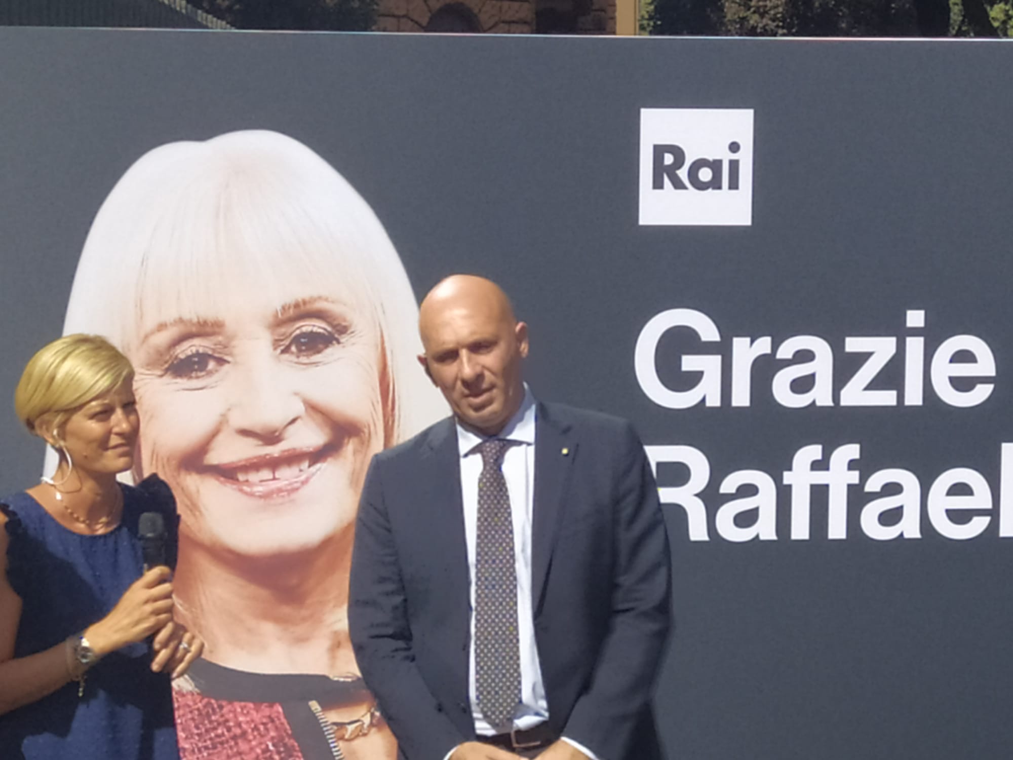 Carrà, Corte funebre tra applausi e commozione nei presidi Rai