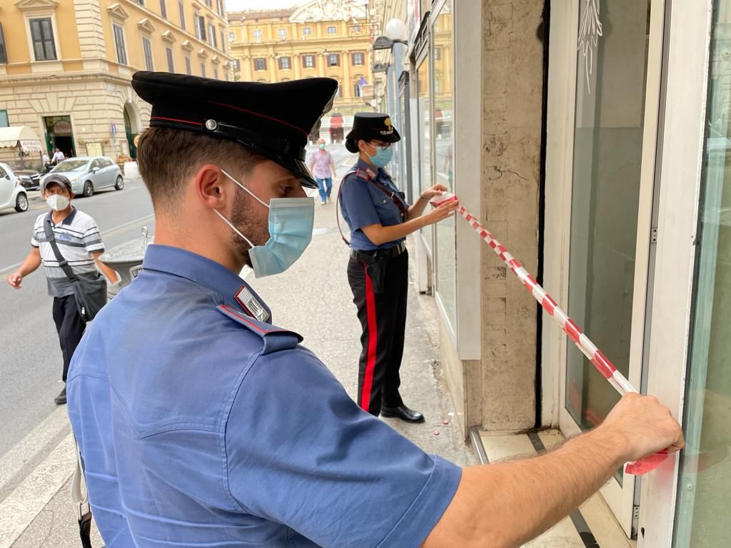 Roma – Nuova raffica di controlli dei Carabinieri negli esercizi commerciali. Irregolarità e sanzioni per 4 negozi.