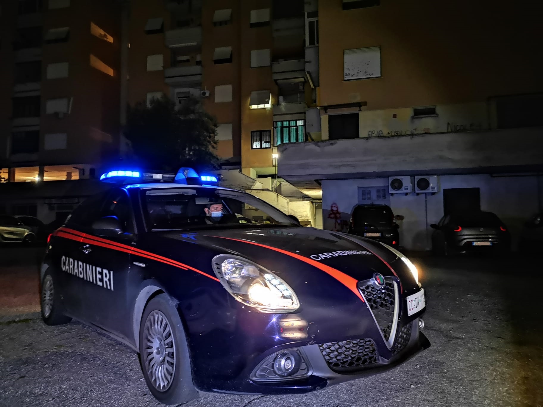 ROMA – CARABINIERI “PRENDONO AL VOLO” ANZIANO MENTRE SI LANCIA  NEL VUOTO DAL BALCONE DELL’APPARTAMENTO AL QUARTO PIANO DI UNO STABILE.