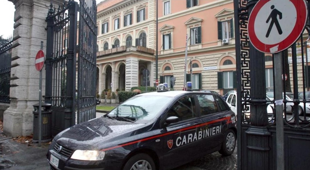 Policlinico Umberto1 – Gli comunicano il rinvio di un’operazione programmata e il paziente danneggia vetrata del reparto, scagliandosi contro il personale sanitario