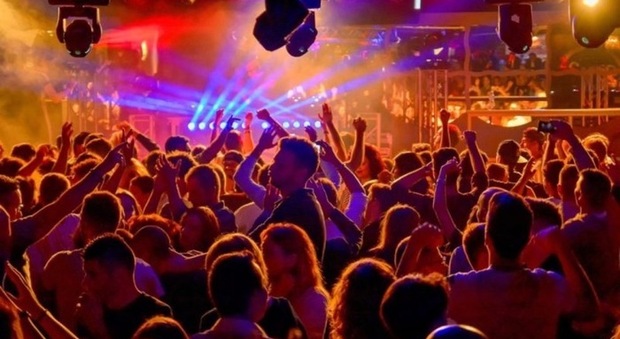 Ferragosto senza regole, chiusi alcuni locali estivi per la troppa movida