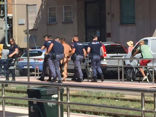 Milano, sale sul tram completamente nudo, fermato dalla polizia