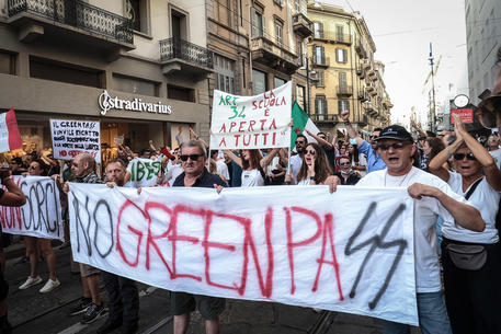 GREEN PASS – Dal 15 ottobre maxi-multe fino a 1.500 euro per i dipendenti pubblici sprovvisti, Anief: il virus si combatte evitando gli assembramenti, non con la mano pesante GREEN PASS – Dal 15 ottobre maxi-multe fino a 1.500 euro per i dipendenti pubblici sprovvisti, Anief: il virus si combatte evitando gli assembramenti, non con la mano pesante
