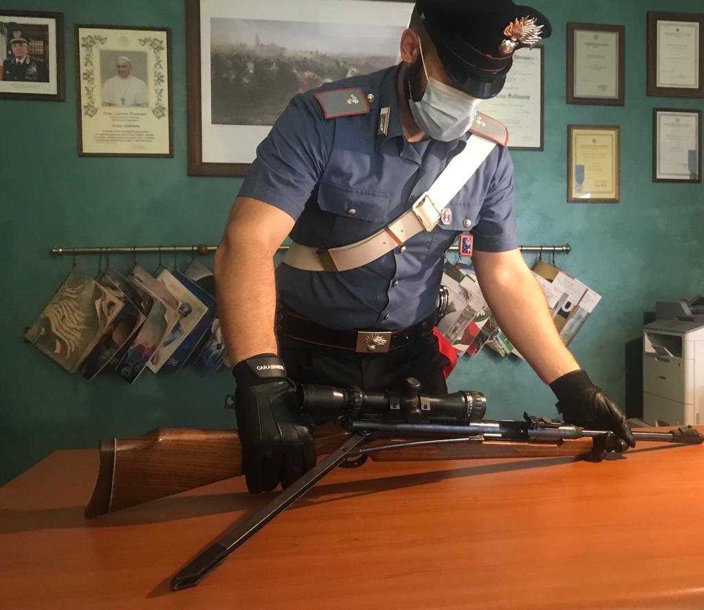 Minaccia di morte gli avventori di un bar, i Carabinieri vanno a casa per ritirargli le armi e lui li aggredisce.
