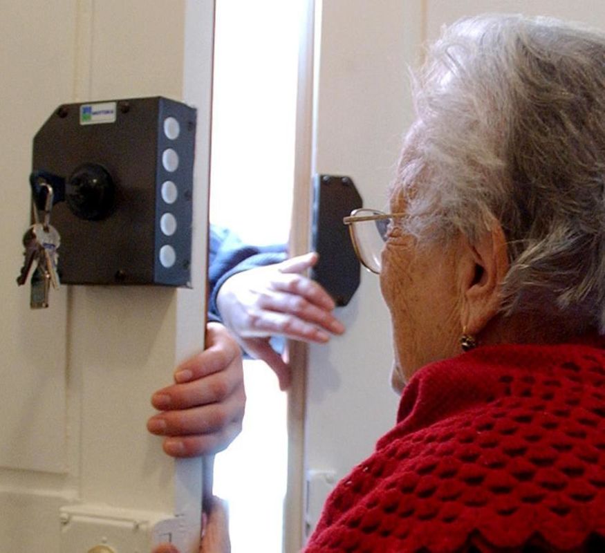 Furti  agli anziani, le forze dell’ordine: non aprite agli sconosciuti!