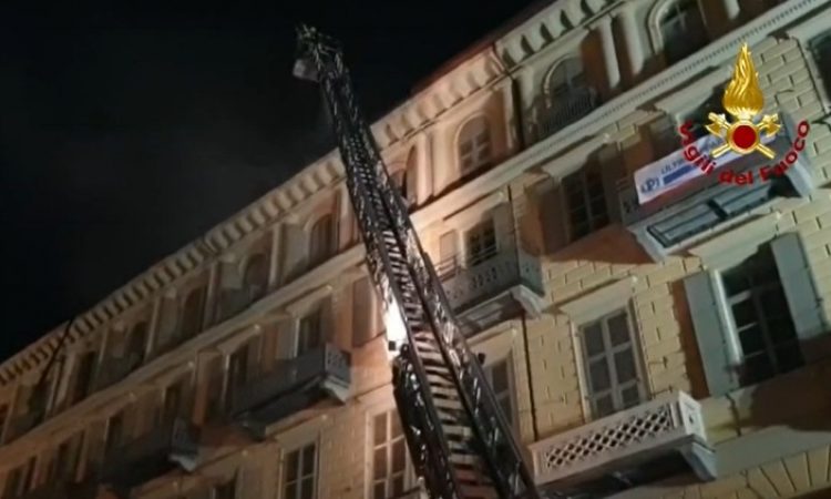 Torino: spento l’incendio a Porta nuova. Ipotesi scintille da un lavoro di saldatura