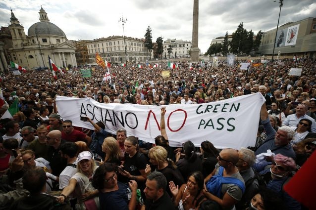 Roma: in 10mila protestano contro il Green Pass, tra scontri con la polizia e l’assalto alla sede Cgil