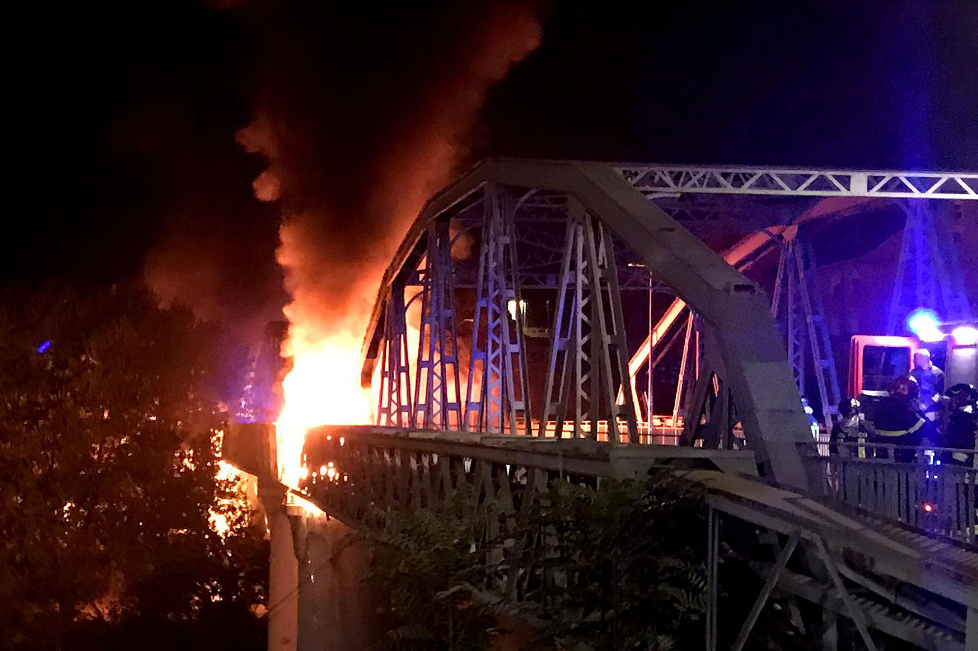 Roma: in fiamme il Ponte dell’industria