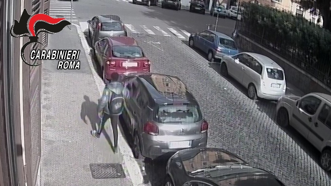 Esquilino -Incendi e auto danneggiate, Carabinieri identificano e arrestano un uomo.