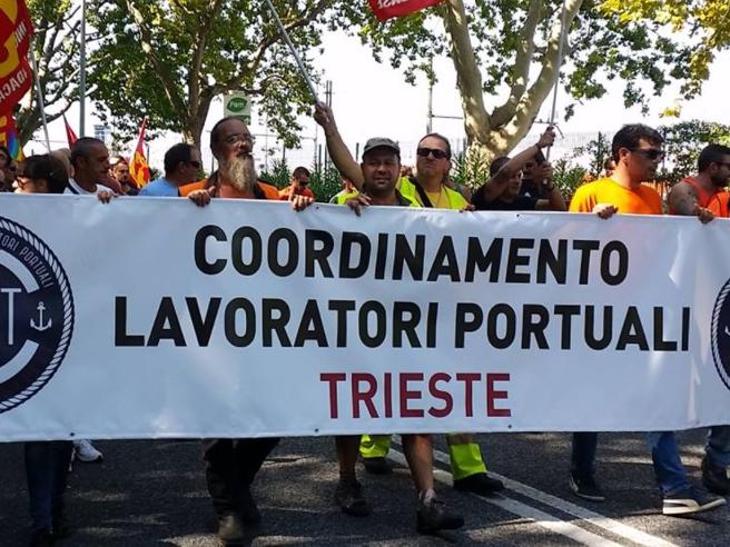 Trieste: sgomberato con gli idranti il porto. La protesta continua in altre piazze e nasce il Coordinamento 15 ottobre