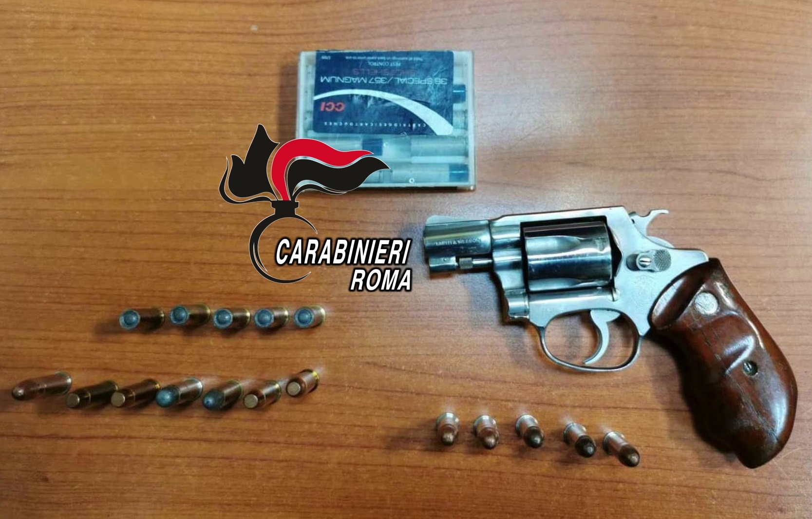Roma- A bordo dell’auto con pistola pronta a sparare. Due persone arrestate dai Carabinieri