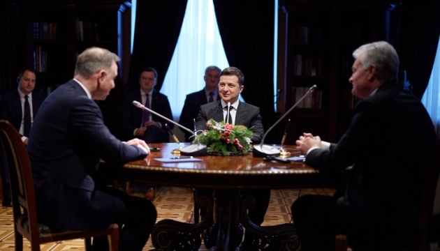 Ucraina: Zelenskyy, insieme ai presidenti di Polonia e Lituania, firma una dichiarazione a favore dell’entrata di Kyiv nella NATO