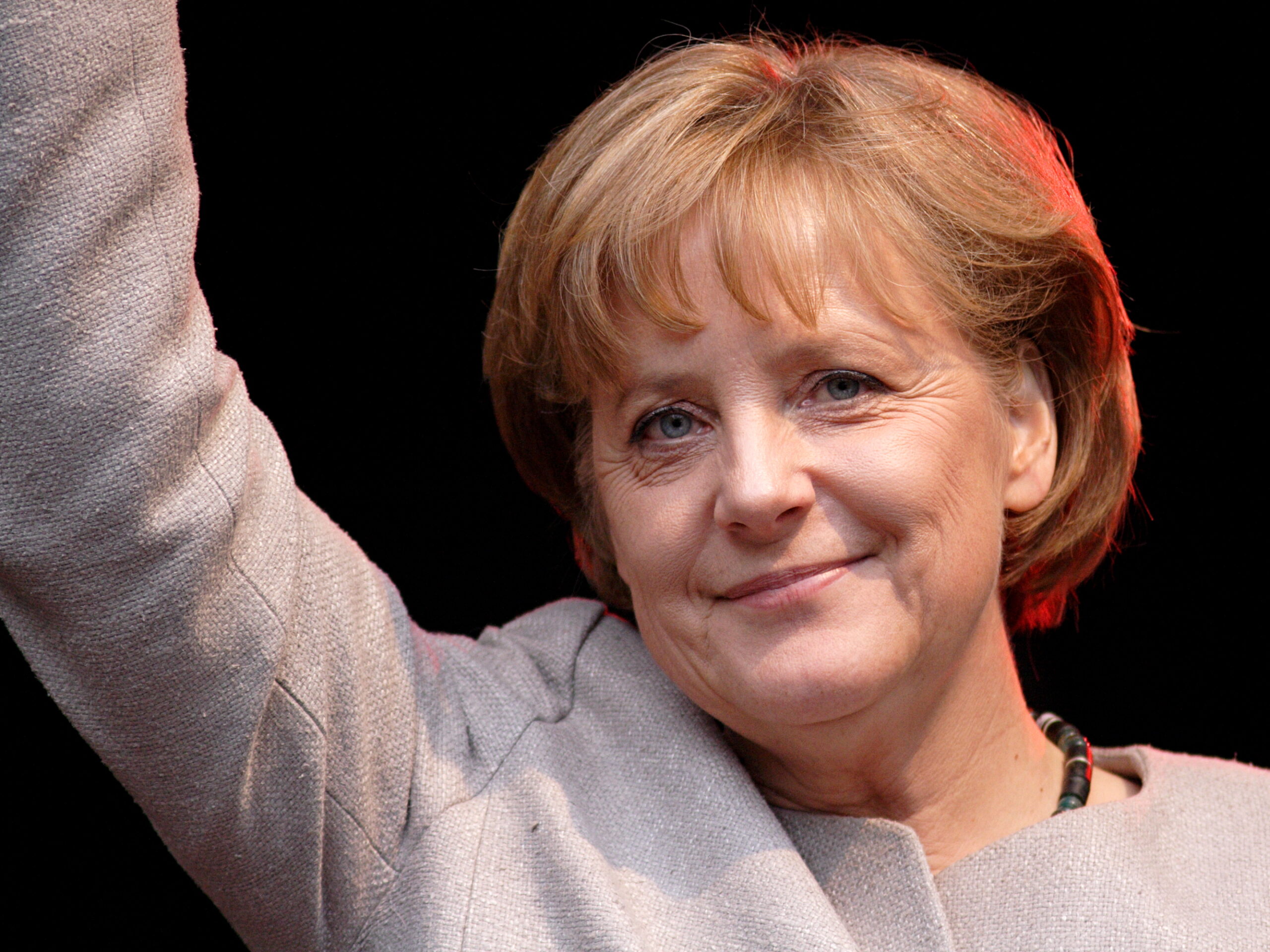 Germania: cerimonia e onori militari per il congedo di Angela Merkel