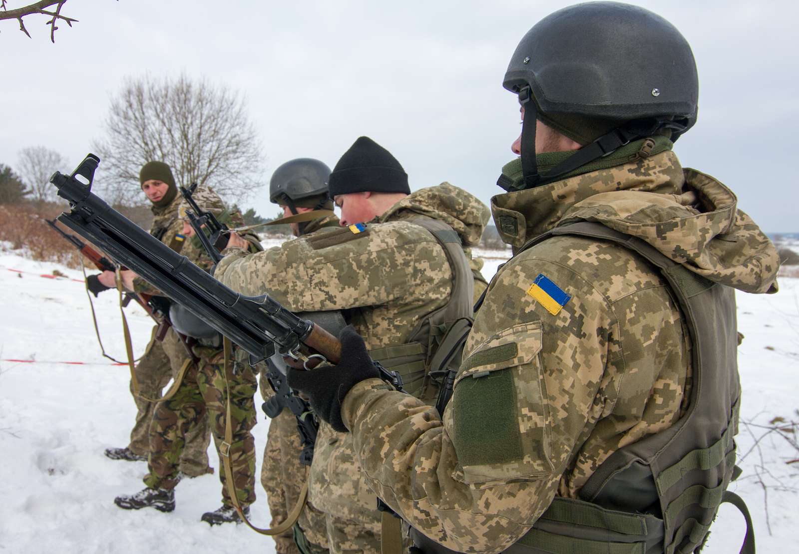 Ucraina: approvata la legge per le esercitazioni militari USA e NATO. Ursula von der Leyen chiede che il Cremlino cambi atteggiamento