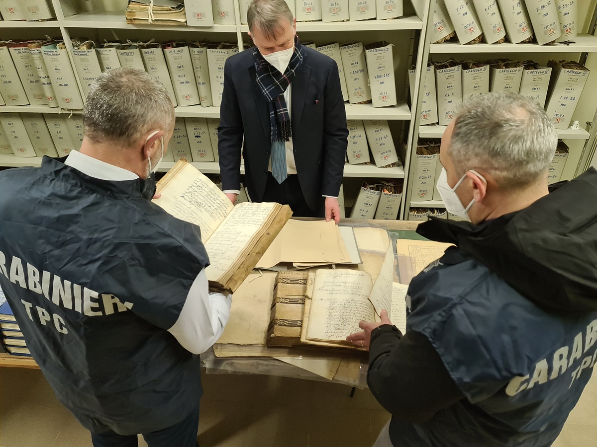 Roma – Il Nucleo Carabinieri Tutela Patrimonio Culturale di Roma restituisce all’Archivio storico del Comune di Ciciliano (RM) il volume antico “Registro storico comunale di Ciciliano (RM) risalente all’anno 1786”.