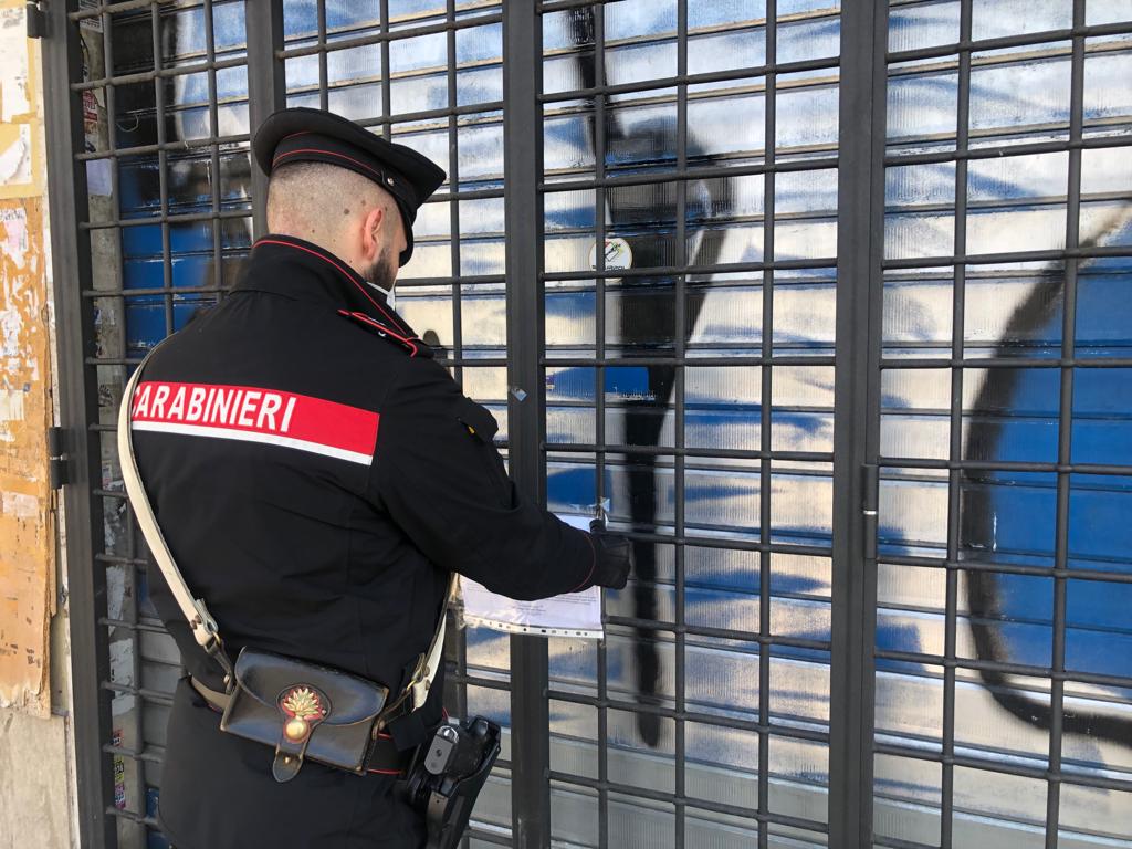 Roma – Carabinieri e Polizia Locale notificano revoca della licenza di somministrazione di alimenti e bevande ad un bar