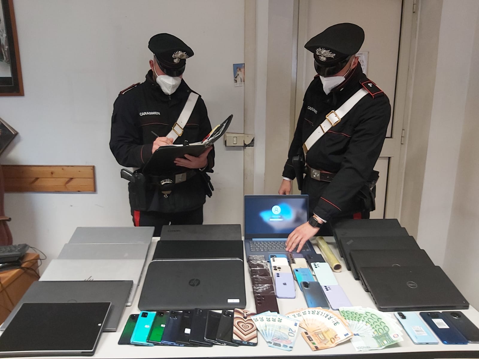 Trovato in possesso di materiale hi-tech rubato. 43enne fermato dai Carabinieri.