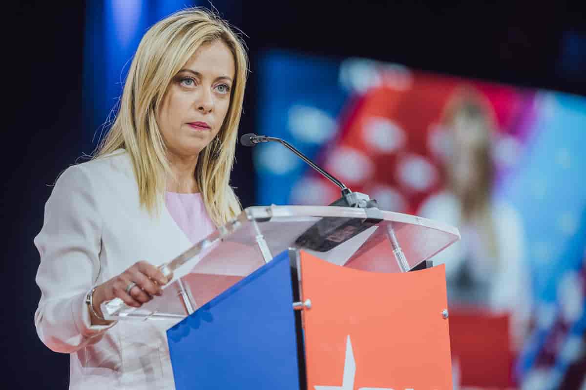 Giorgia Meloni dialoga con Biden al telefono e incontra il presidente ucraino
