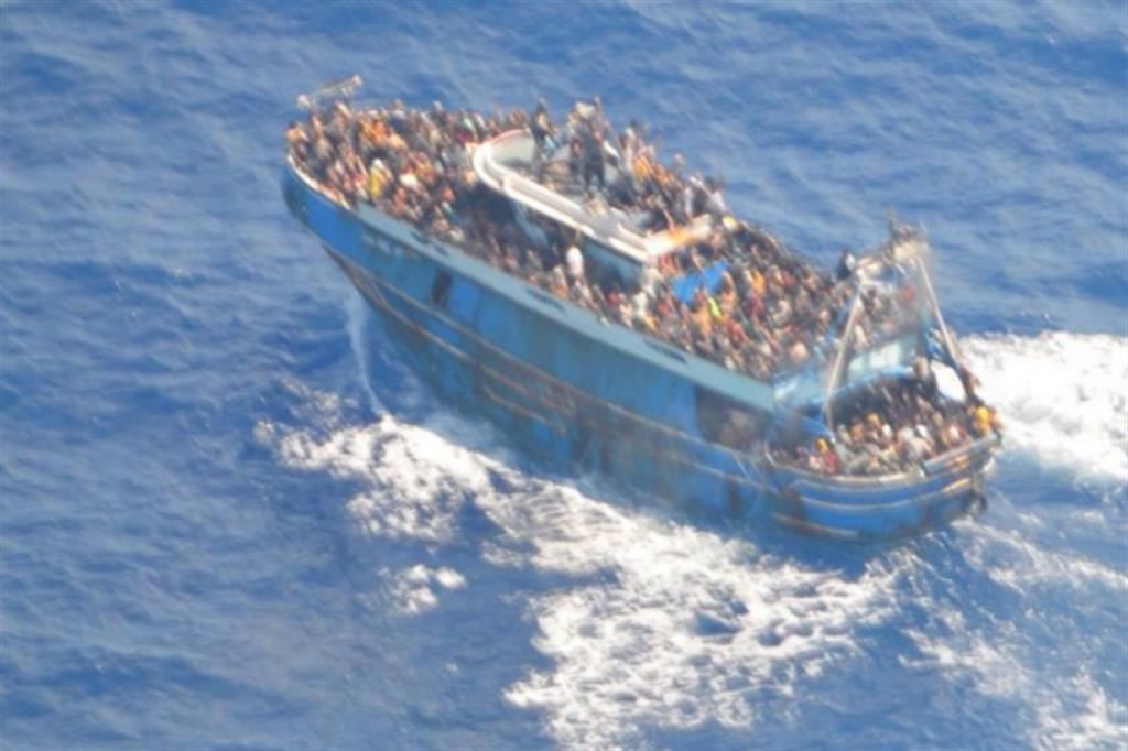 Strage di migranti in Grecia. Arrestati i presunti scafisti. Continuano le ricerche dei dispersi
